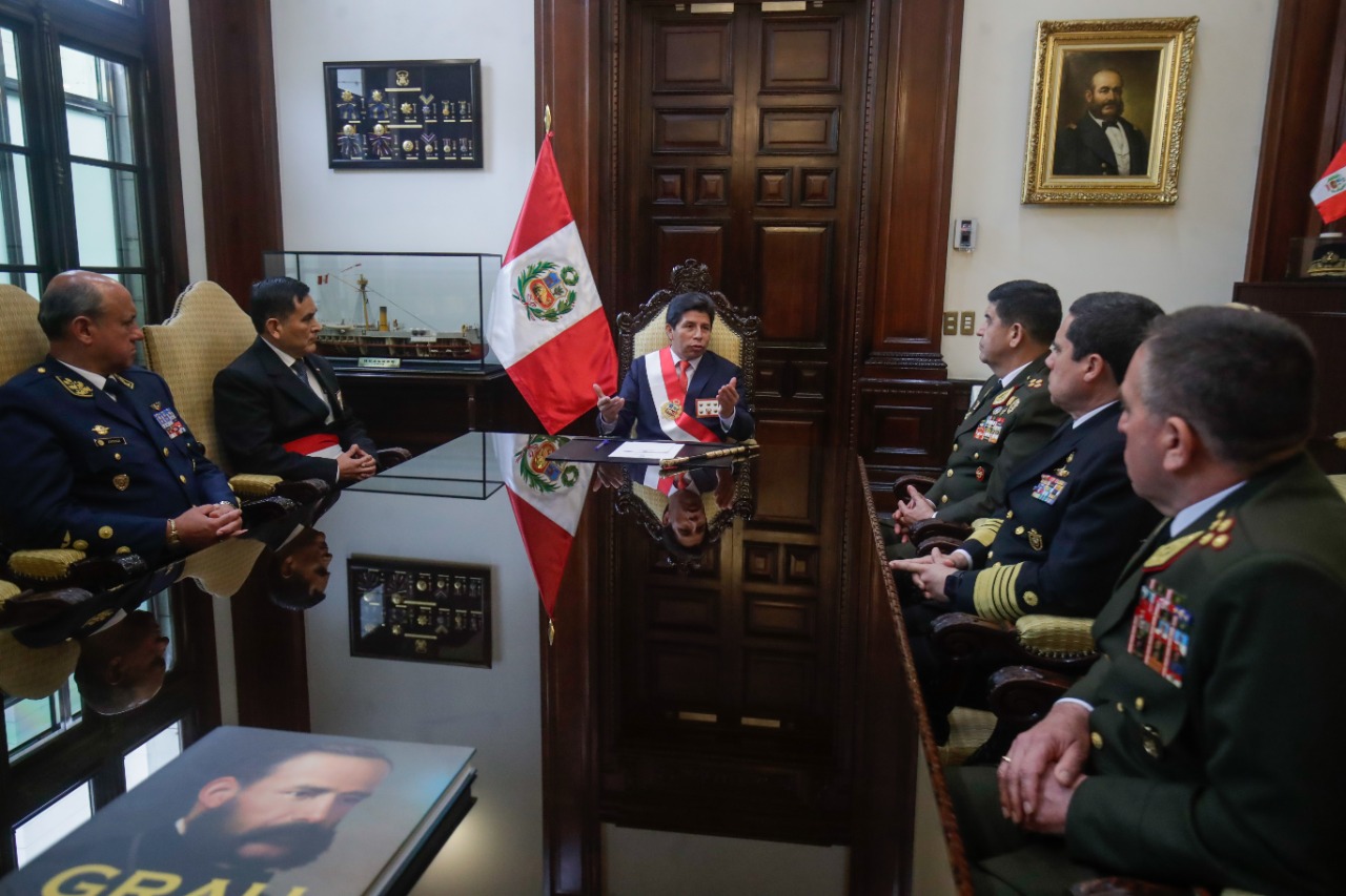 Presidente de Perú, Pedro Castillo, durante una reunión con los Comandantes Generales del Ejército, Marina y Fuerza Aérea. Foto: Twitter Pedro Castillo Terrones (@PedroCastilloTe).