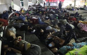 MEX7053. TAPACHULA (MÉXICO), 18/10/2022.- Migrantes en su mayoría venezolanos, duermen en plazas públicas la madrugada hoy, en la ciudad de Tapachula, en el estado de Chiapas (México). EFE/Juan Manuel Blanco.