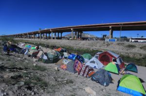 Migrantes en frontera entre México y EE.UU.. Foto EFE