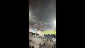 Enfrentamiento en estadio de Indonesia. Captura de pantalla
