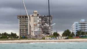 FOTO REFERENCIAL - Edificio de Champlain Towers South de Surfside, cuyo desplome terminó con un saldo de 98 fallecidos. Crédito: AFP.