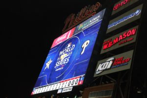 FOTO REFERENCIAL - Filadelfia (Estados Unidos), 02/11/2022.- El tablero de resultados del final del juego muestra una victoria de los Astros de Houston por 5 - 0, que fue combinada por los lanzadores de los Astros sin hit, en el cuarto juego de la Serie Mundial de la MLB entre los Astros de Houston y los Filis de Filadelfia en el Citizens Bank Park en Filadelfia, Pensilvania, Estados Unidos, 02 de noviembre de 2022. (Estados Unidos, Filadelfia) EFE/EPA/JASON SZENES