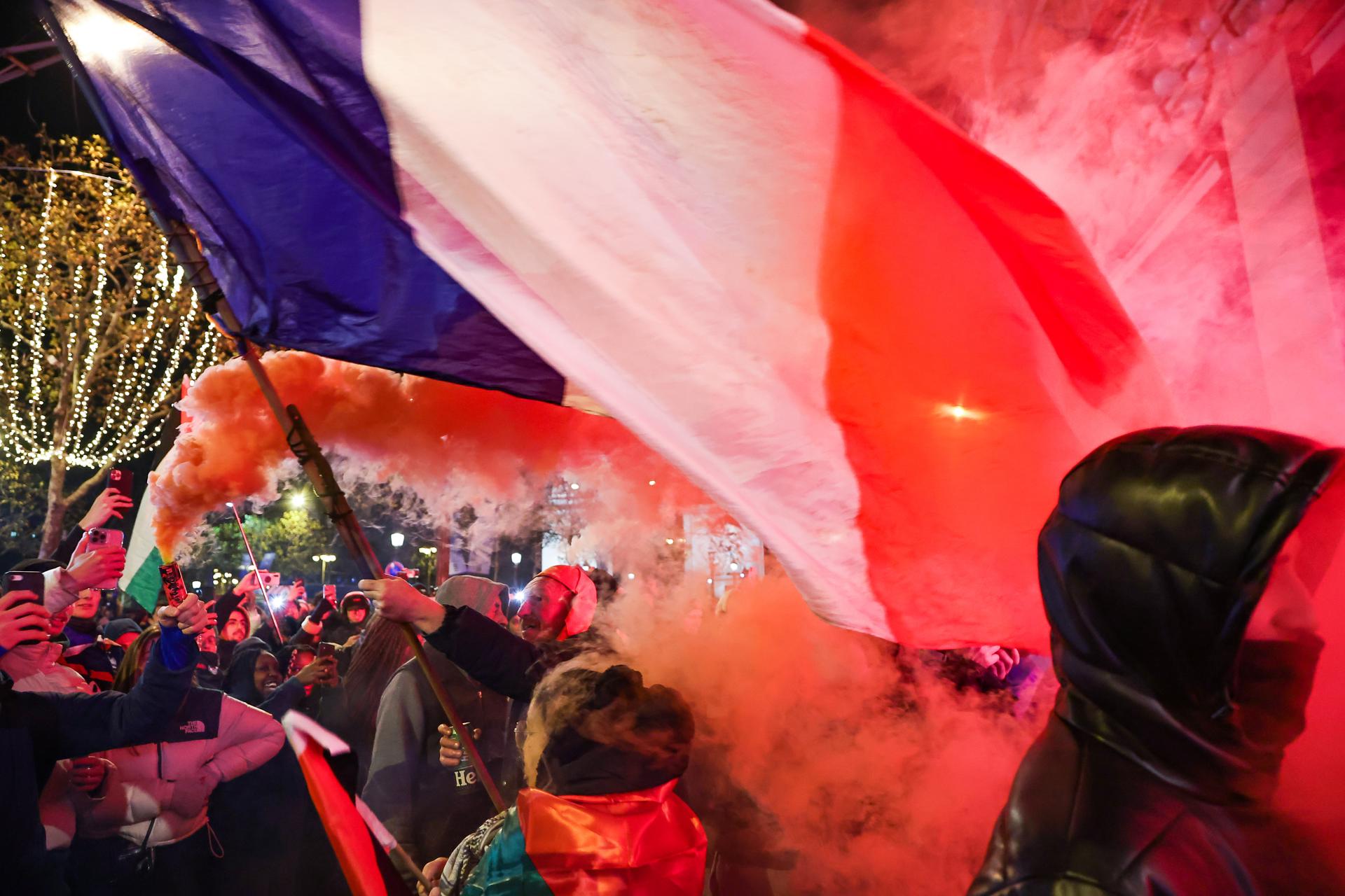 París (Francia), 14/12/2022.- Los aficionados celebran después de que Francia ganara la semifinal de la Copa Mundial de la FIFA 2022 contra Marruecos en los Campos Elíseos de París, Francia, el 14 de diciembre de 2022. (Mundial de Fútbol, Francia, Marruecos) EFE/EPA/CHRISTOPHE PETIT TESSON.