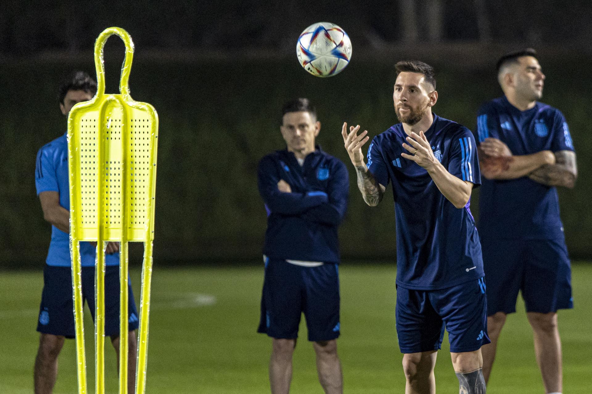 Doha (Qatar), 02/12/2022.- El jugador argentino Lionel Messi asiste a una sesión de entrenamiento de la selección nacional de fútbol de Argentina en Doha, Qatar, 02 de diciembre de 2022. (Mundial de Fútbol, Catar) EFE/EPA/MARTIN DIVISEK.