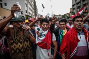 FOTO REFERENCIAL. LIMA (PERÚ), 11/12/2022.- Cientos de manifestantes, a favor de Pedro Castillo y en contra del Congreso, se manifiestan en las calles del centro, hoy en Lima (Perú). EFE/ Aldair Mejía.