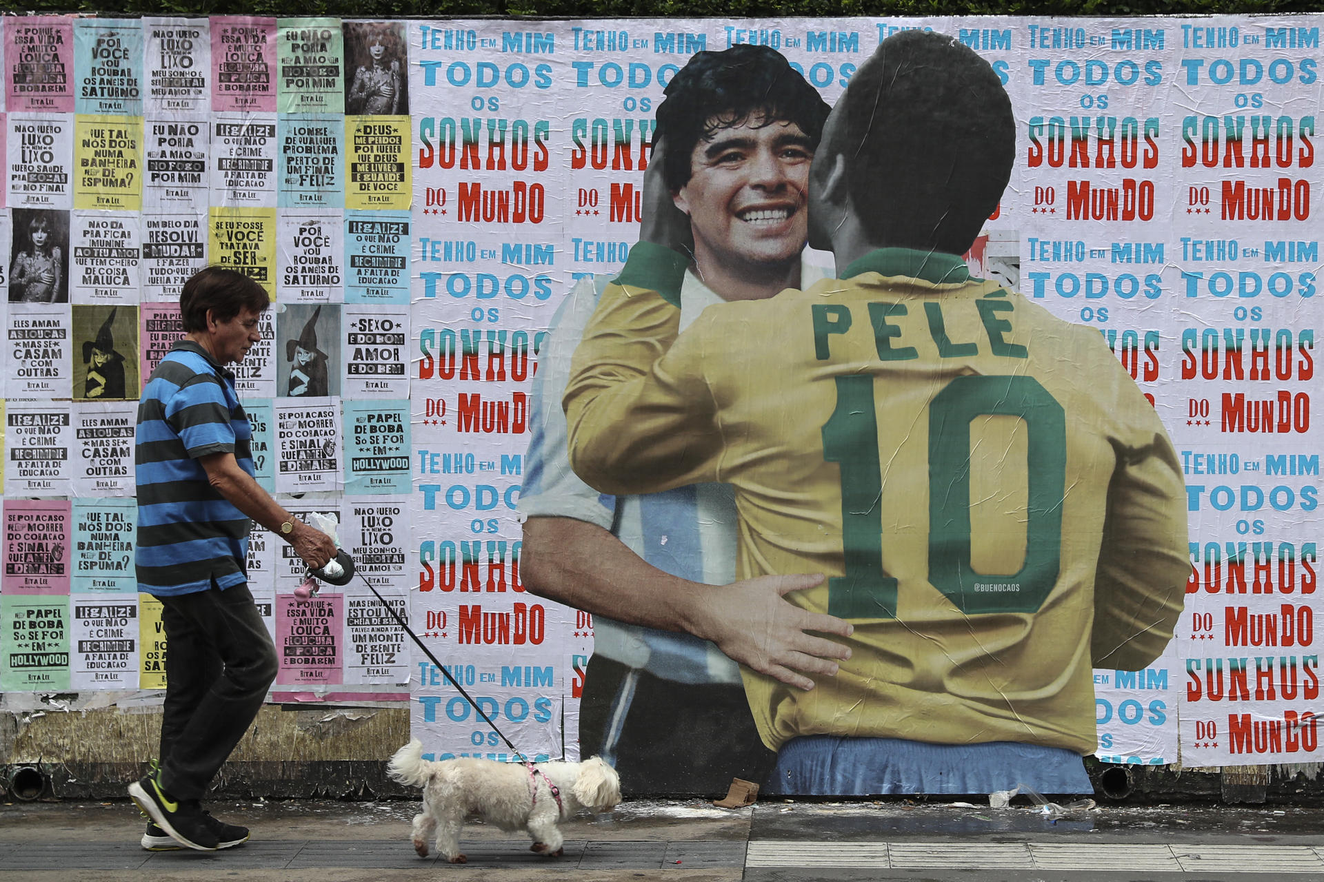 SAO PAULO (BRASIL), 20/12/2022.- Un hombre camina frente a un mural con la imagen de Diego Maradona y Pelé, hoy, en la Avenida Paulista de Sao Paulo (Brasil). EFE/ Sebastiao Moreira.