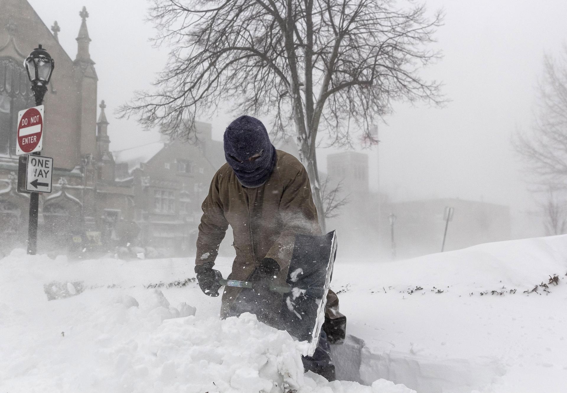 Buffalo (Estados Unidos), 24/12/2022.- Un hombre retira nieve con una pala durante una tormenta invernal que afecta a gran parte de Estados Unidos, en Buffalo, Nueva York, EE.UU., 24 de diciembre de 2022. EFE/JALEN WRIGHT.
