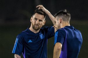 Doha (Qatar), 02/12/2022.- El jugador argentino Lionel Messi asiste a una sesión de entrenamiento de la selección nacional de fútbol de Argentina en Doha, Qatar, 02 de diciembre de 2022. (Mundial de Fútbol, Catar) EFE/EPA/MARTIN DIVISEK