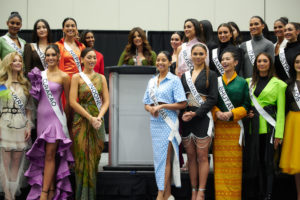 USA2988. NUEVA ORLEANS (LA, EEUU), 11/01/2023.- Fotografía cedida por Miss Universo donde aparece la Miss Universo 2021, la india Harnaaz Sandhu (c), hablando junto a las participantes de este certamen de belleza, durante la conferencia de prensa de bienvenida celebrada, el 10 de enero de 2023, en el Ernest N. Morial Convention Center en Nueva Orleans, Luisiana (EEUU). EFE/Benjamin Askinas/Miss Universe.