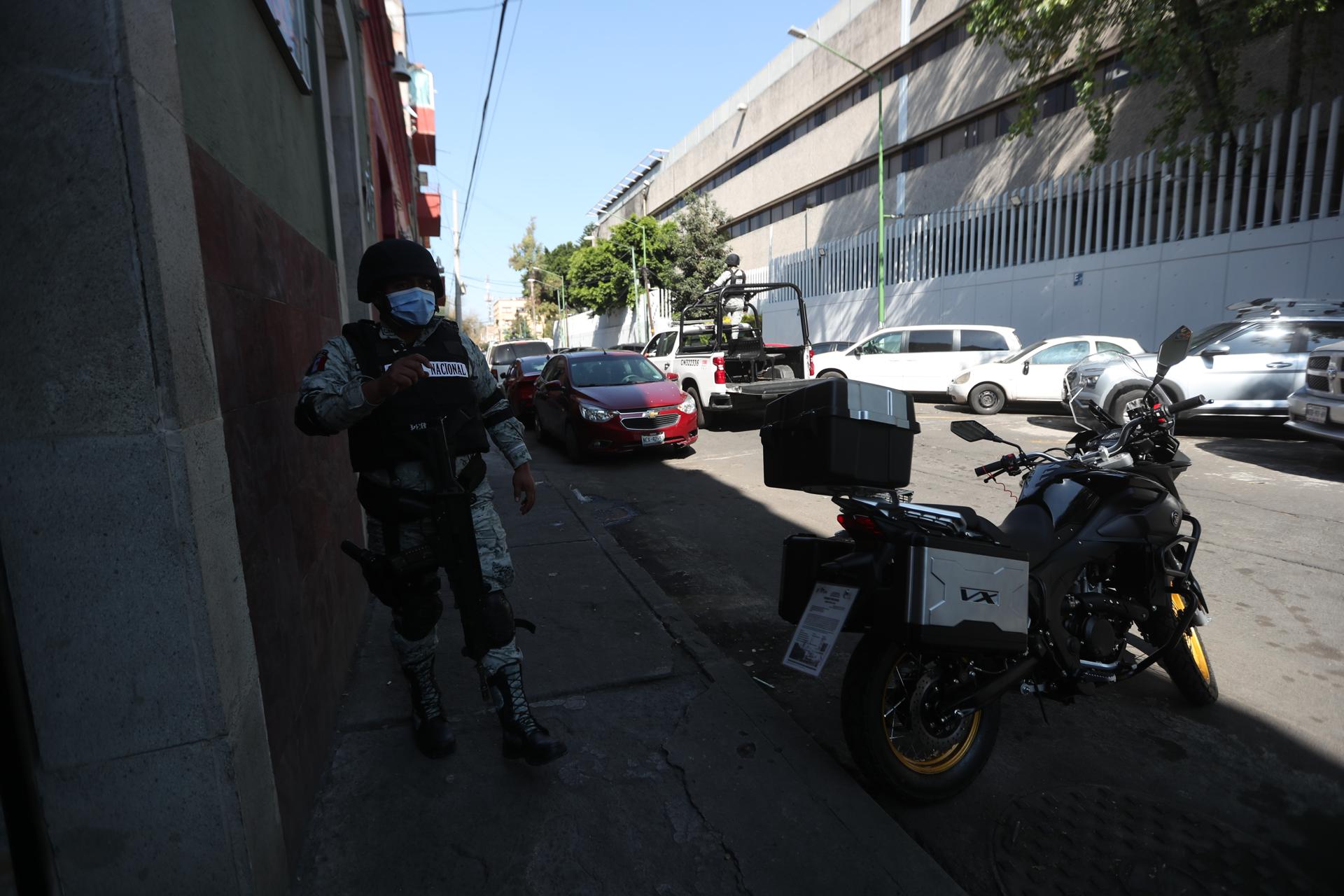 Cuerpos de seguridad mexicanos mantienen un fuerte despliegue por los operativos que dieron con la recaptura de Ovidio, hijo de Joaquín Guzmán. Foto: Referencia. EFE/ Sáshenka Gutiérrez.