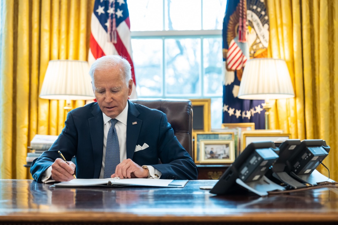 El presidente de EE. UU, Joe Biden, trabaja en su despacho. Foto: Twitter @POTUS.