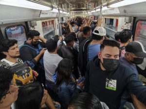 FOTO REFERENCIAL - CIUDAD DE MÉXICO (MÉXICO), 07/02/2023.- Decenas de personas viajan en un tren del sistema de Transporte Colectivo (Metro), el 6 de febrero de 2023, en Ciudad de México (México). EFE/ Isaac Esquivel.