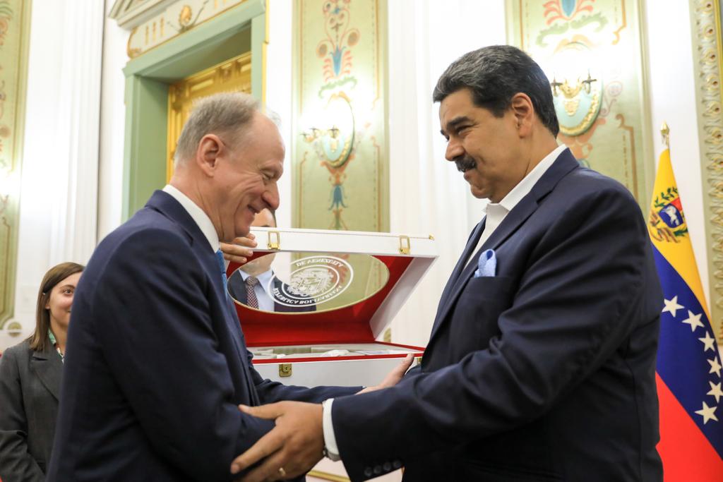 Nikolái Pátrushev, Secretario del Consejo de Seguridad de la Federación de Rusia, es recibido por Nicolás Maduro. Foto: Twitter Prensa Presidencial.