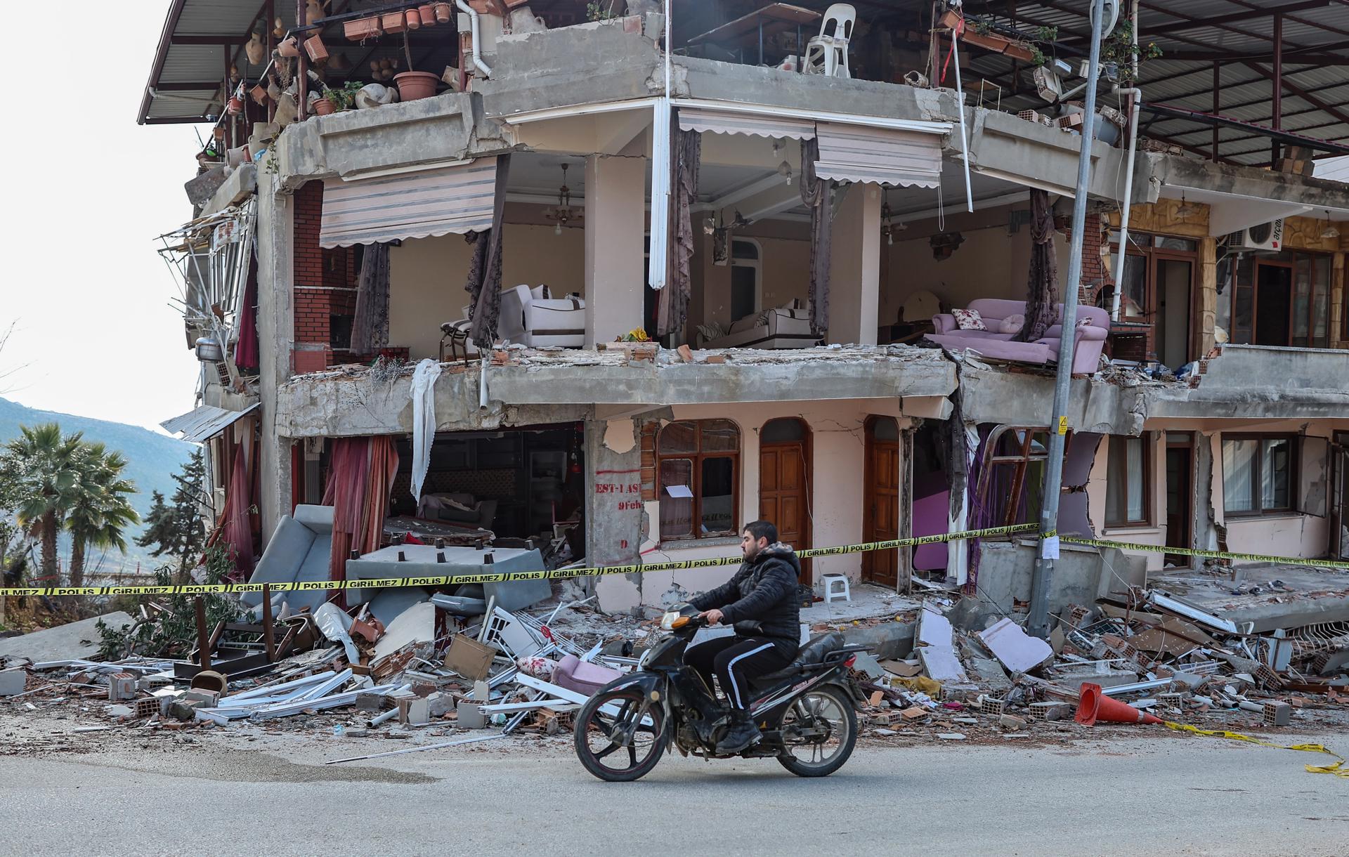 FOTO REFERENCIAL - HATAY, 22/02/2023.- Edificio destruido por terremoto que sacudió Turquía, cuya distancia con Tayikistán sería de unos tres mil kilómetros. EFE/ Erdem Sahin.