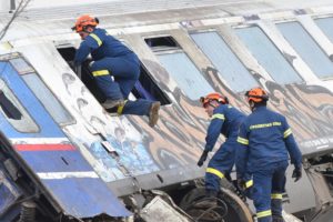 Larissa (Grecia), 01/03/2023.- Bomberos y equipos de rescate trabajan para sacar a los pasajeros de los trenes tras una colisión cerca de la ciudad de Larissa, Grecia, 01 de marzo de 2023. EFE/EPA/APOSTOLIS DOMALIS.