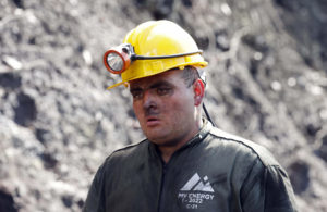 SUTATAUSA (COLOMBIA), 15/03/2023.- Un minero camina por la zona de la mina de carbón donde courrio una explosión hoy, en Sutatausa (Colombia). EFE/ Mauricio Dueñas Castañeda.