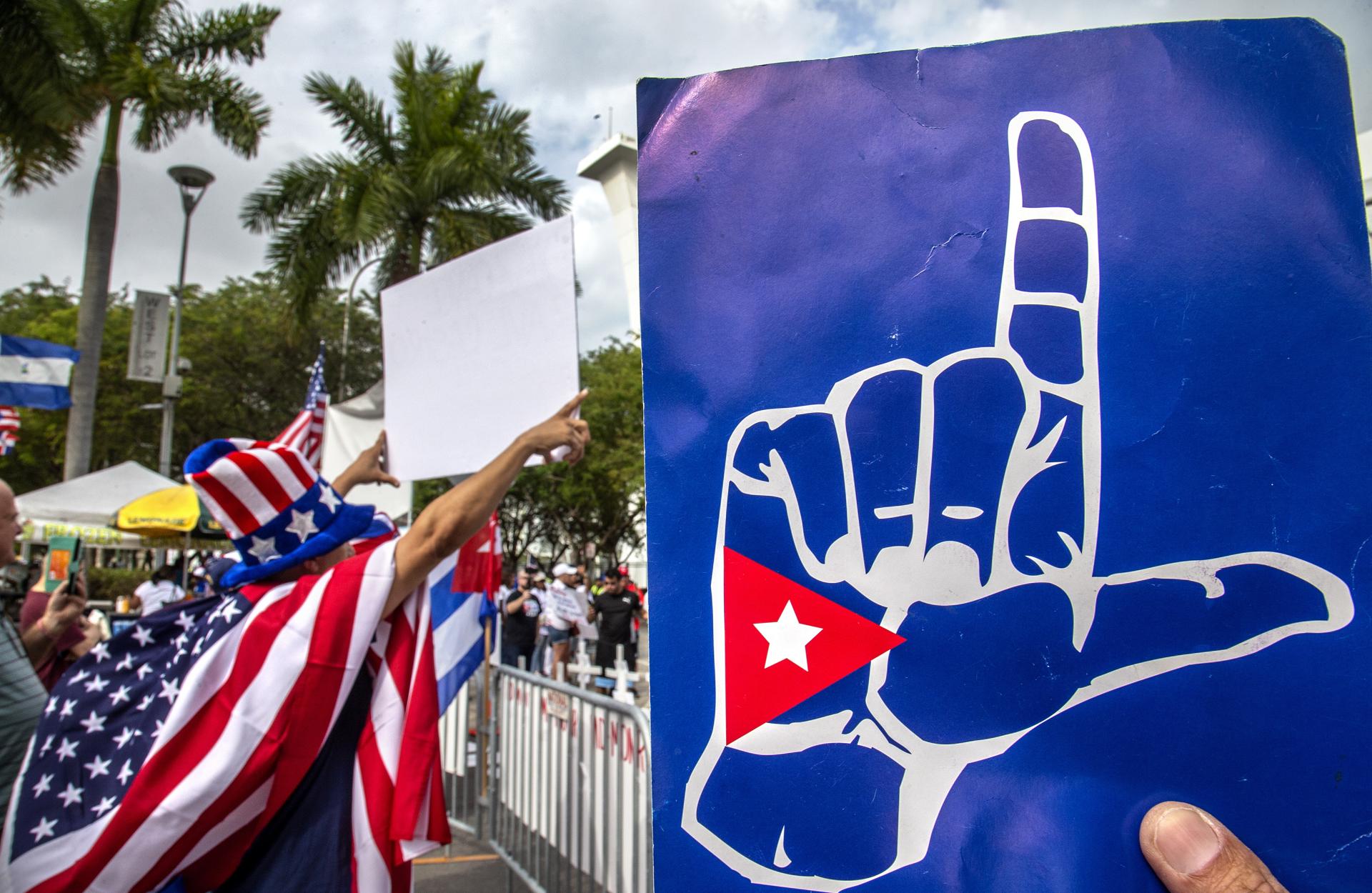Miami (Estados Unidos), 19/03/2023.- La comunidad cubana en el exilio protesta contra la presencia en Miami del equipo nacional cubano de béisbol frente al estadio de béisbol loanDepot park en Miami, Florida, EE.UU., el 19 de marzo de 2023. (Protestas, Estados Unidos) EFE/EPA/CRISTOBAL HERRERA-ULASHKEVICH.