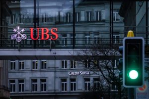 Zúrich (Suiza), 19/03/2023.- Los logotipos de los bancos suizos Credit Suisse y UBS aparecen en diferentes edificios detrás de los semáforos de Zúrich (Suiza), el 19 de marzo de 2023. (Suiza) EFE/EPA/MICHAEL BUHOLZER.