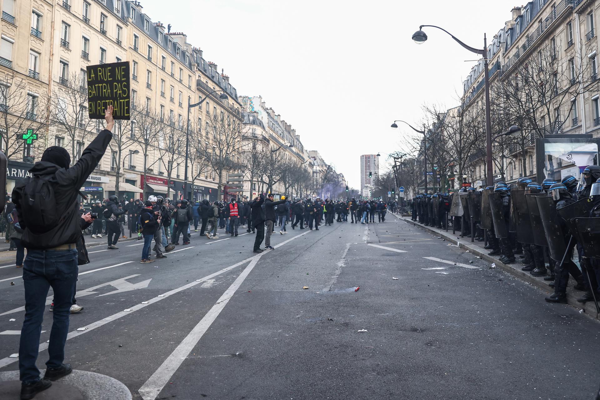 FOTO REFERENCIAL - París (Francia), 07/03/2023.- Fuerzas policiales francesas se enfrentan a manifestantes durante una protesta contra la reforma del sistema de pensiones prevista por el gobierno francés, en París (Francia), 07 de marzo de 2023. (Protestas, Francia) EFE/EPA/MOHAMMED BADRA.