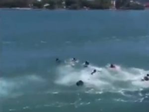 Migrantes saltan de un buque de carga en San Juan, Puerto Rico. Foto: Captura de pantalla.