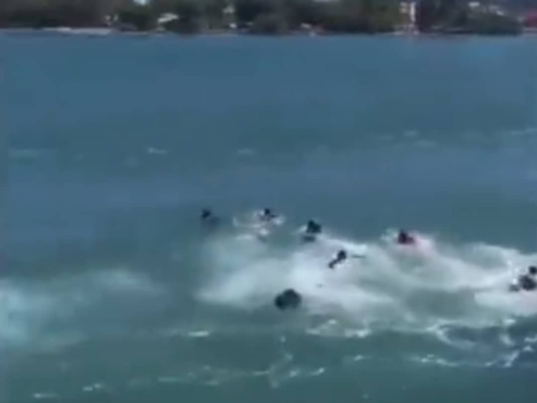 Migrantes saltan de un buque de carga en San Juan, Puerto Rico. Foto: Captura de pantalla.
