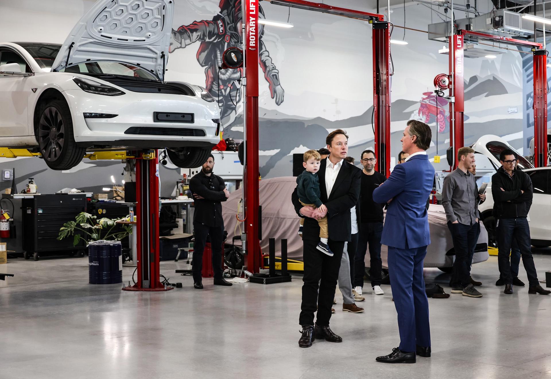 Palo Alto (Estados Unidos), 22/02/2023.- Una foto cedida por la oficina del gobernador muestra al gobernador de California Gavin Newsom (R) habla con el CEO de Tesla Elon Musk (C) y el hijo de Musk, X vÜ A-12, durante un recorrido por la nueva sede mundial de ingeniería e IA de Tesla en Palo Alto, California, EE.UU., el 22 de febrero de 2023. (Estados Unidos) EFE/EPA/Oficina del gobernador.