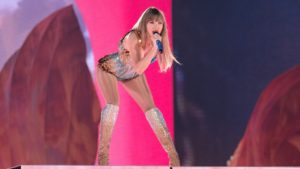La cantante y compositora estadounidense Taylor Swift actúa en el escenario durante la primera noche de su gira "Eras Tour" en el AT&T Stadium de Arlington, Texas, el 31 de marzo de 2023. SUZANNE CORDEIRO / AFP.