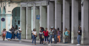 Personas en las calles de La Habana, capital de Cuba. Foto: EFE