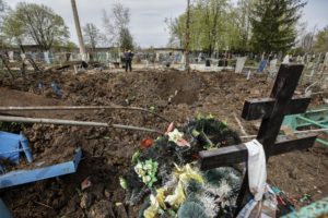 Cementerio improvisado en Ucrania ante el gran número de muertes por la invasión rusa. Foto: OLEG PETRASYUK / EFE.