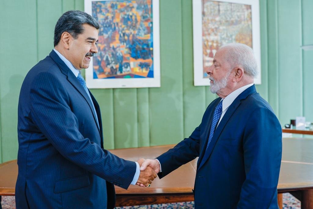 Encuentro de Nicolás Maduro (i) con el presidente brasileño Lula da Silva (d).