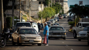 Largas filas para repostar de gasolina es el panorama en muchas de las calles de varios estados en Venezuela. Foto: EFE