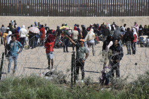 Migrantes tratando de entrar a Estados Unidos por la frontera sur. Foto: EFE / Luis Torres.