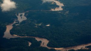 Toma aérea del Esequibo, territorio en disputa por Venezuela y Guyana. Foto: Roberto CISNEROS / AFP.
