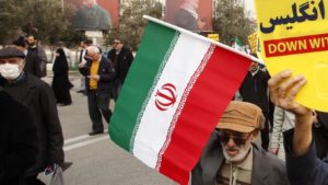 Bandera de Irán odeándose en una manifestación en Teherán. Foto: EFE.