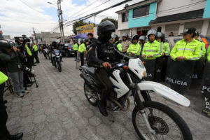 Movimiento policial en Ecuador tras declaración de estado de excepción. EFE / José Jácome.