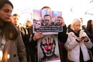 Protestantes en Serbia acusan al presidente ruso Vladimir Putin de asesinar en prisión al opositor Alexéi Navalni. Foto: EFE.