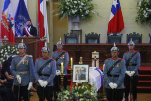 Gabriel Boric en homenaje a los restos mortales del fallecido expresidente Sebastián Piñera. Foto: EFE.