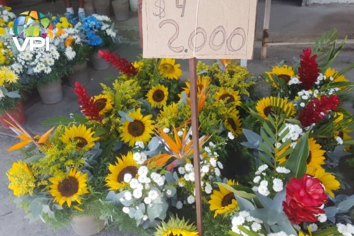 Venta de flores en el Cementerio del Este
