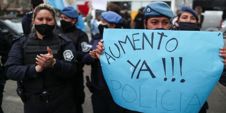 #Mundo | 400 funcionarios policiales argentinos suspendidos por protestar
