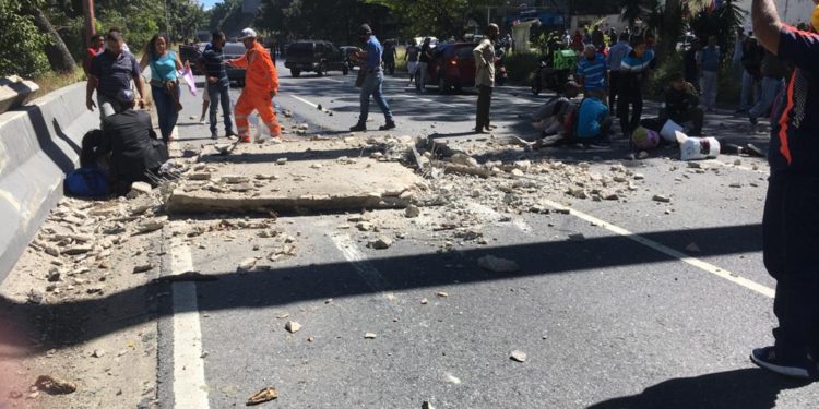 #Sucesos | Colapsó pasarela que une Parque Central con San Agustín del Sur (+Fotos)
