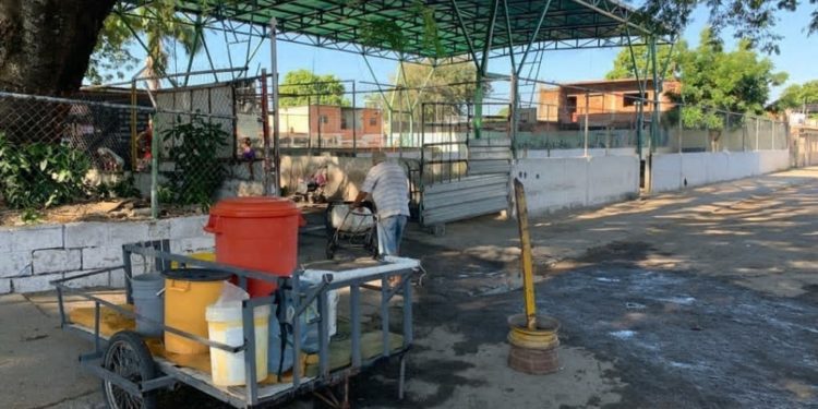 #Comunidad | Abuelos caletean agua por falta de suministro en Las Acacias