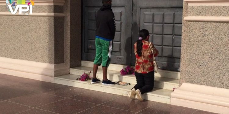 #Comunidad | Peticiones y oraciones en las puertas de la Basílica de la Chiquinquirá (+Video)