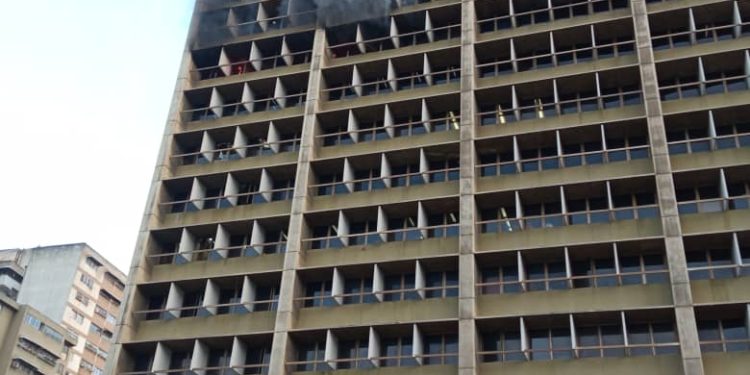 #Venezuela | Ministerio de Educación amaneció en llamas