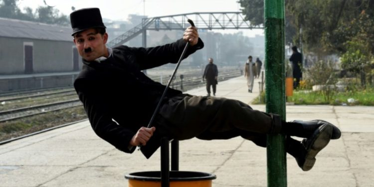 #Variedad | Paquistaní viste de Chaplin para repartir felicidad, por unas monedas y olvidar sus problemas