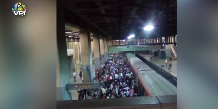 Estación Plaza Venezuela se llenó de gente a pesar de la cuarentena radical (+Fotos)