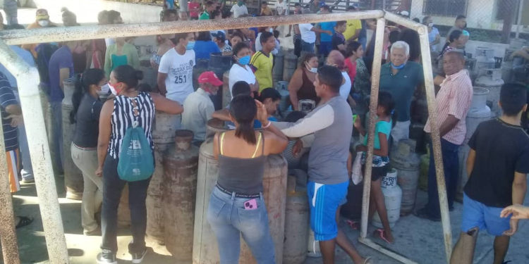 #Venezuela | Aglomeraciones y covid-19: siguen las filas en Apure para comprar gas doméstico