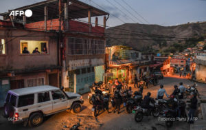 Policías a la caza de personas que no cumplan con las medidas anticovid en barriada de Venezuela- AFP