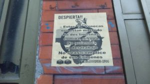 Colocan carteles con mensajes xenofóbicos contra venezolanas en Bogotá