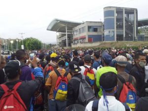 Avalancha de personas en ferrocarril de Charallave a pesar de cuarentena "radical"