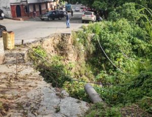 15 mil habitantes de Gavilán (El Hatillo) en riesgo por abandono de su vía principal
